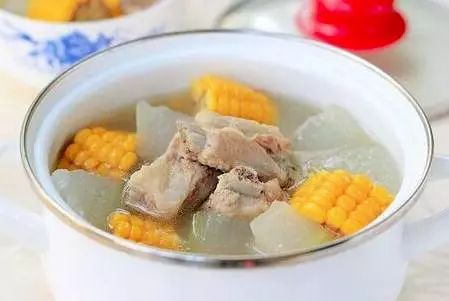 榨菜玉米排骨汤的做法
