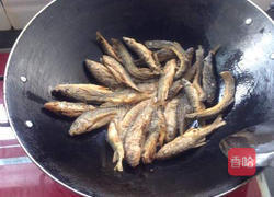 青椒白菜焖鱼的做法