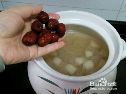 雪梨银耳莲子汤的做法