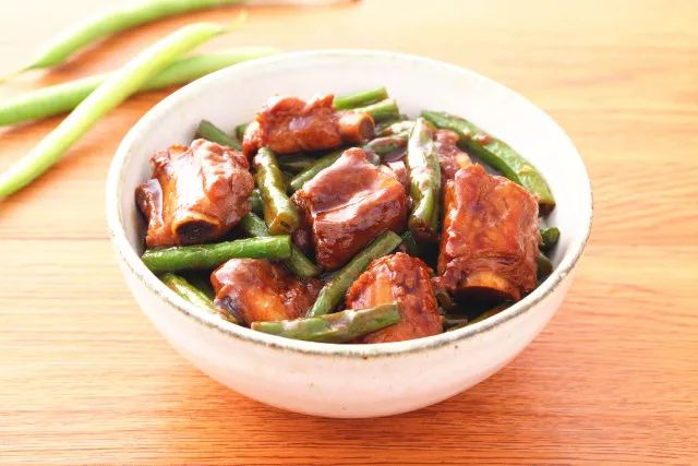 腊排骨炖豆角丝的做法