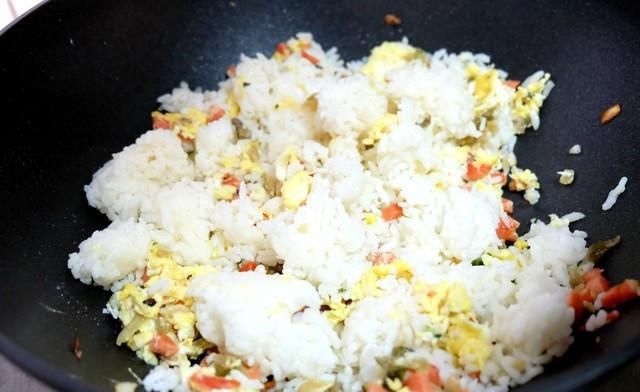 米饭鸡蛋榨菜做法