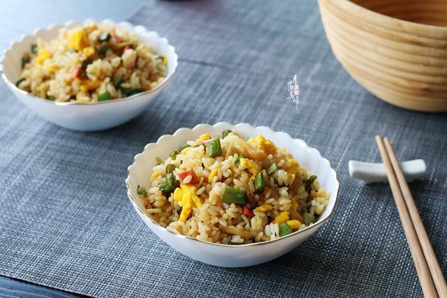 米饭鸡蛋榨菜做法