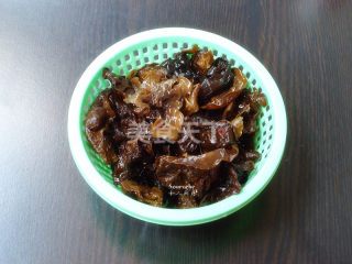 木耳豆饼焖鱼的做法