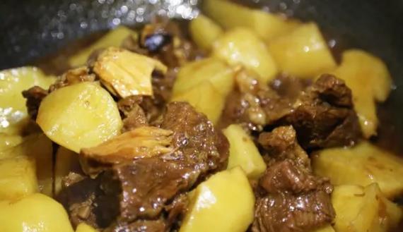 土豆汤炖肉的家常做法