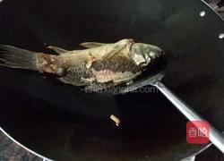 鲫鱼通草下奶汤的做法