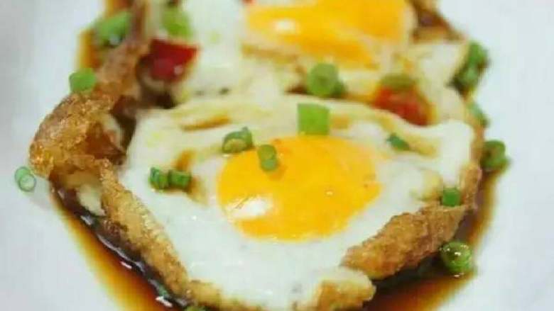 冷冻鸡蛋拌汤的做法