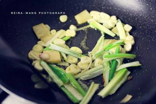 芹菜鱼膏的做法视频