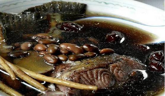 斑鱼黑豆煲汤的做法