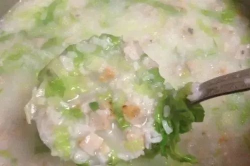 生菜鱼饼鸡杂粥的做法