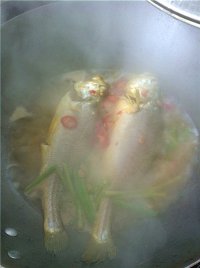 豆酱焖红眼鱼的做法