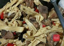 黄豆腐竹焖鱼腩的做法