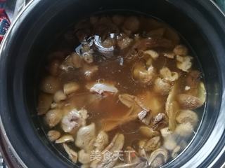排骨鱼胶红菇煲汤的做法
