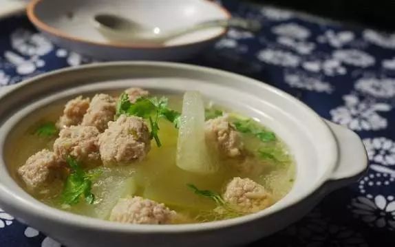 排骨萝卜肉丸煲汤的做法