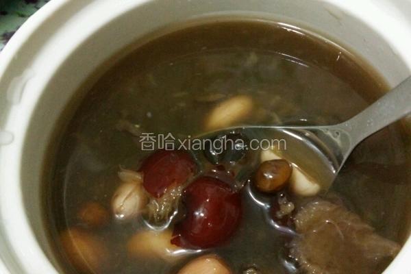 花生黑豆鱼尾汤的做法