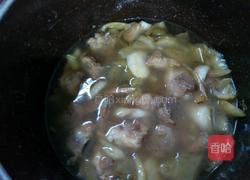 酸菜鲍鱼排骨的做法