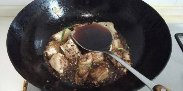 排骨酱炒肉粉的做法