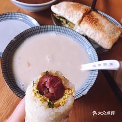 鸡蛋香肠饭团做法