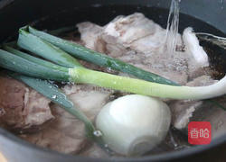 白菜脊骨土豆汤的做法