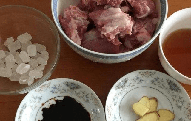 老抽排骨炖汤的做法