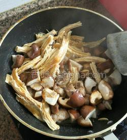 电饭煲排骨焖腐竹的做法
