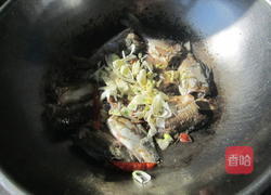 萝卜豆子炖辣鱼的做法