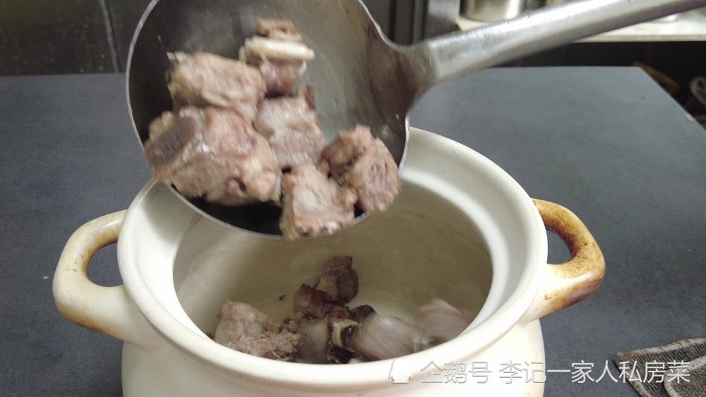 波大厨排骨炖玉米的做法