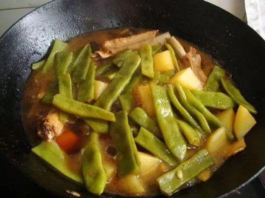 焖豆角排骨东北菜的做法