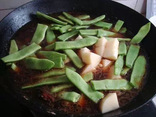 焖豆角排骨东北菜的做法
