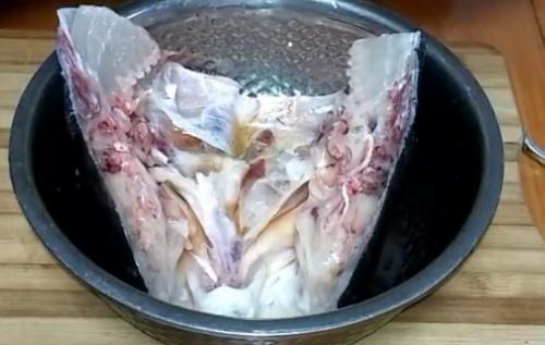 鱼头炖黄皮汤的做法