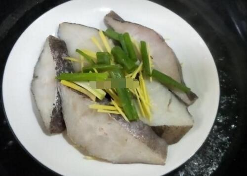 清蒸比目鱼的家常做法
