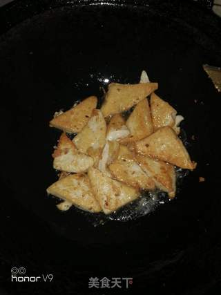 煎豆腐炒肉肠的做法