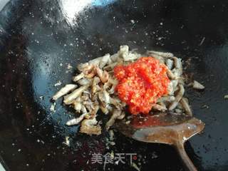蒜蓉酱炒鱼的做法