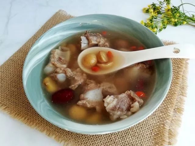 大锅菜板栗排骨汤的做法