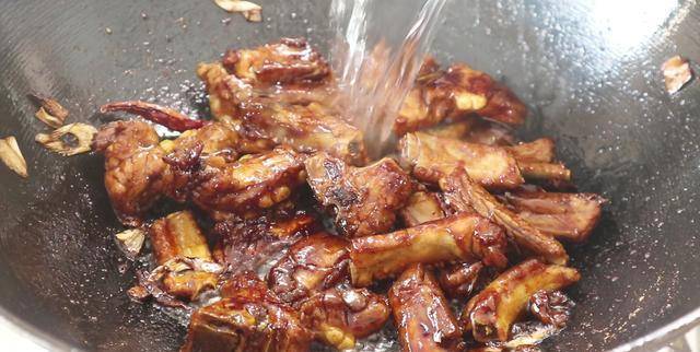 红烧料包煮排骨的做法