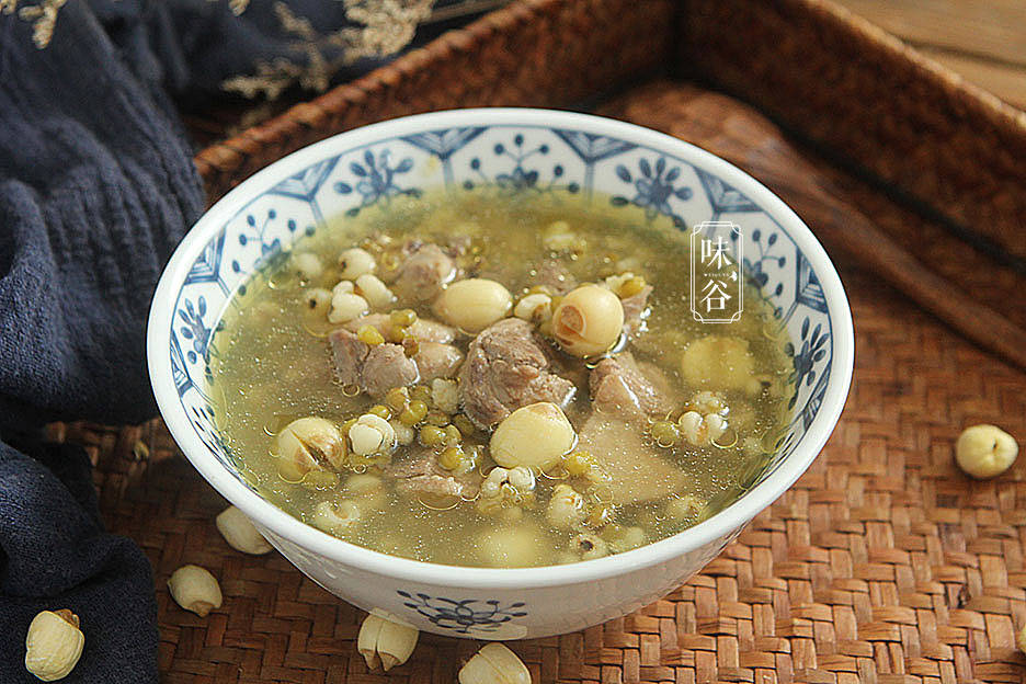 菱角鸭肉煲汤的做法