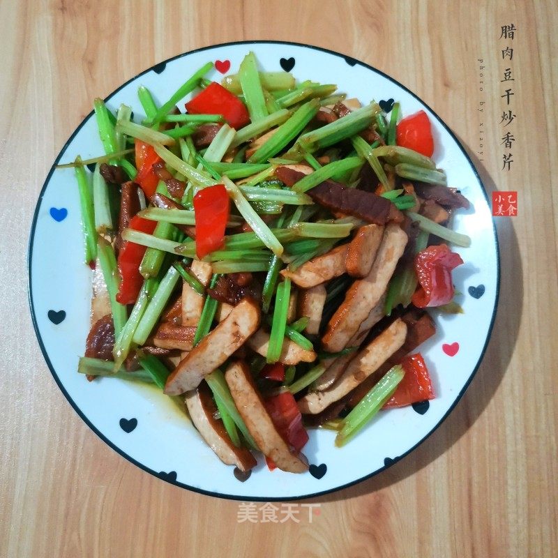 腊肠炒豆腐芹菜的做法