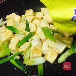 炒大葱血豆腐的做法