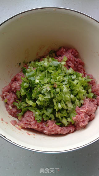 芹菜牛肉包的做法