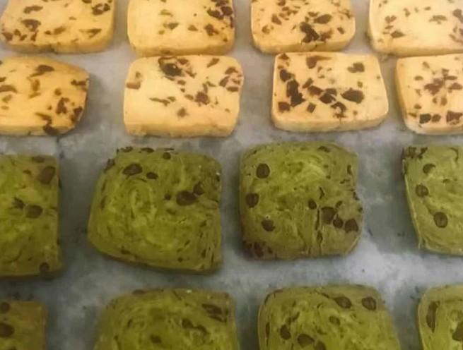 抹茶蔓越莓饼干的做法