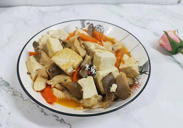 豆腐鱼烧平菇的做法