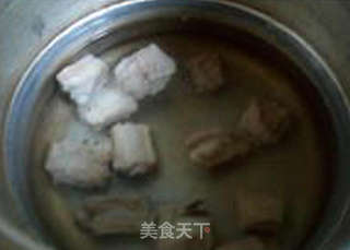 柿饼炖排骨的做法