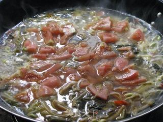 鱿鱼泡菜米粉汤的做法