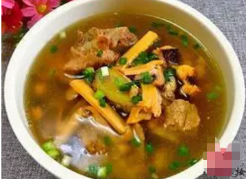 鱼泡排骨炖汤的做法