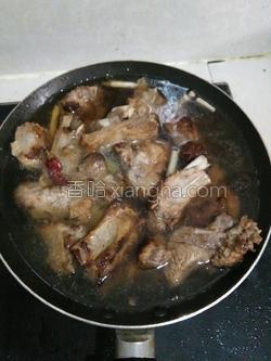 红烧土豆木耳排骨的做法