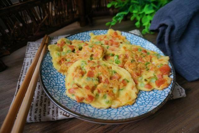 厨师蒜苗鸡蛋饼的做法
