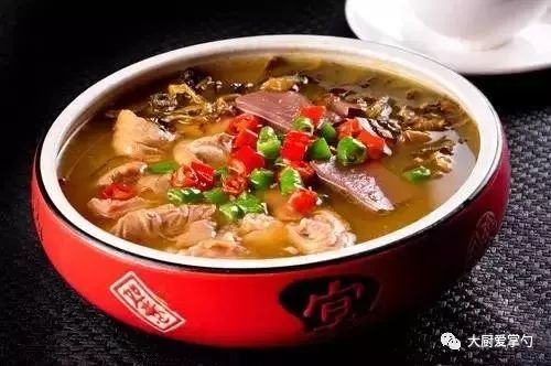 酸菜肥肠海蛎汤的做法