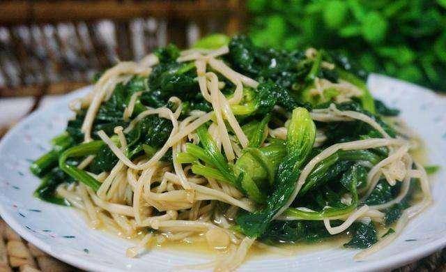 菠菜排骨金针菇的做法