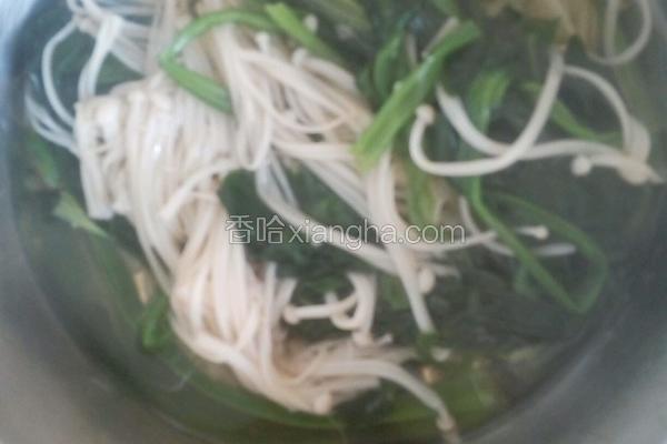 菠菜排骨金针菇的做法