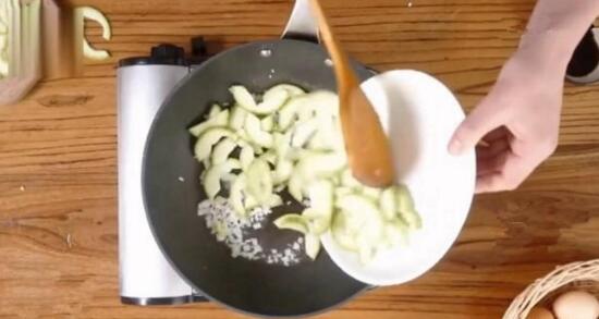 西葫芦鸡蛋柿子做法窍门
