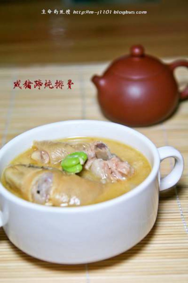 咸猪蹄炖排骨的做法